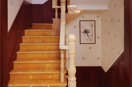 海棠中式别墅室内汉白玉石楼梯的定制安装装饰效果